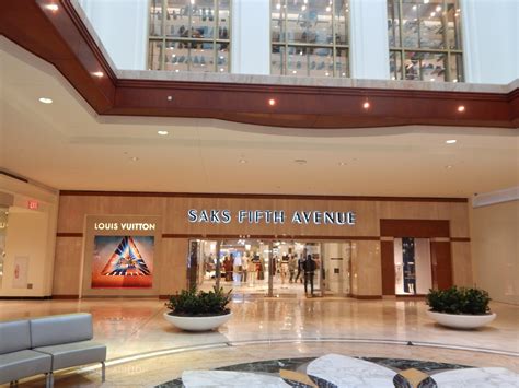 do saks employees get discounts on gucci